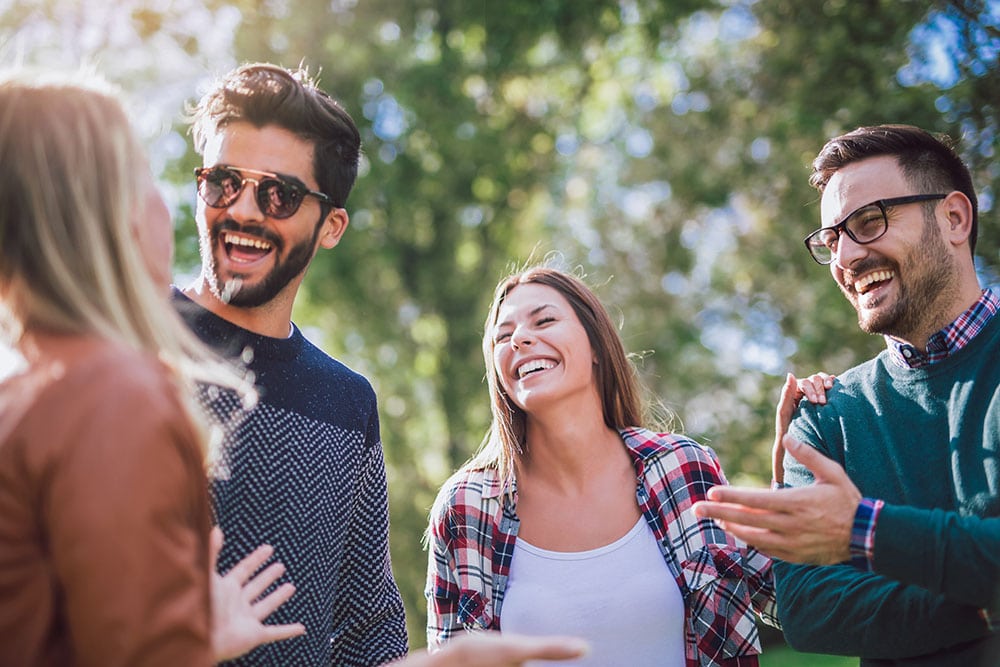 Are your friends having fun. Дружелюбный человек. Парк с друзьями. Фото компании друзей в очках.