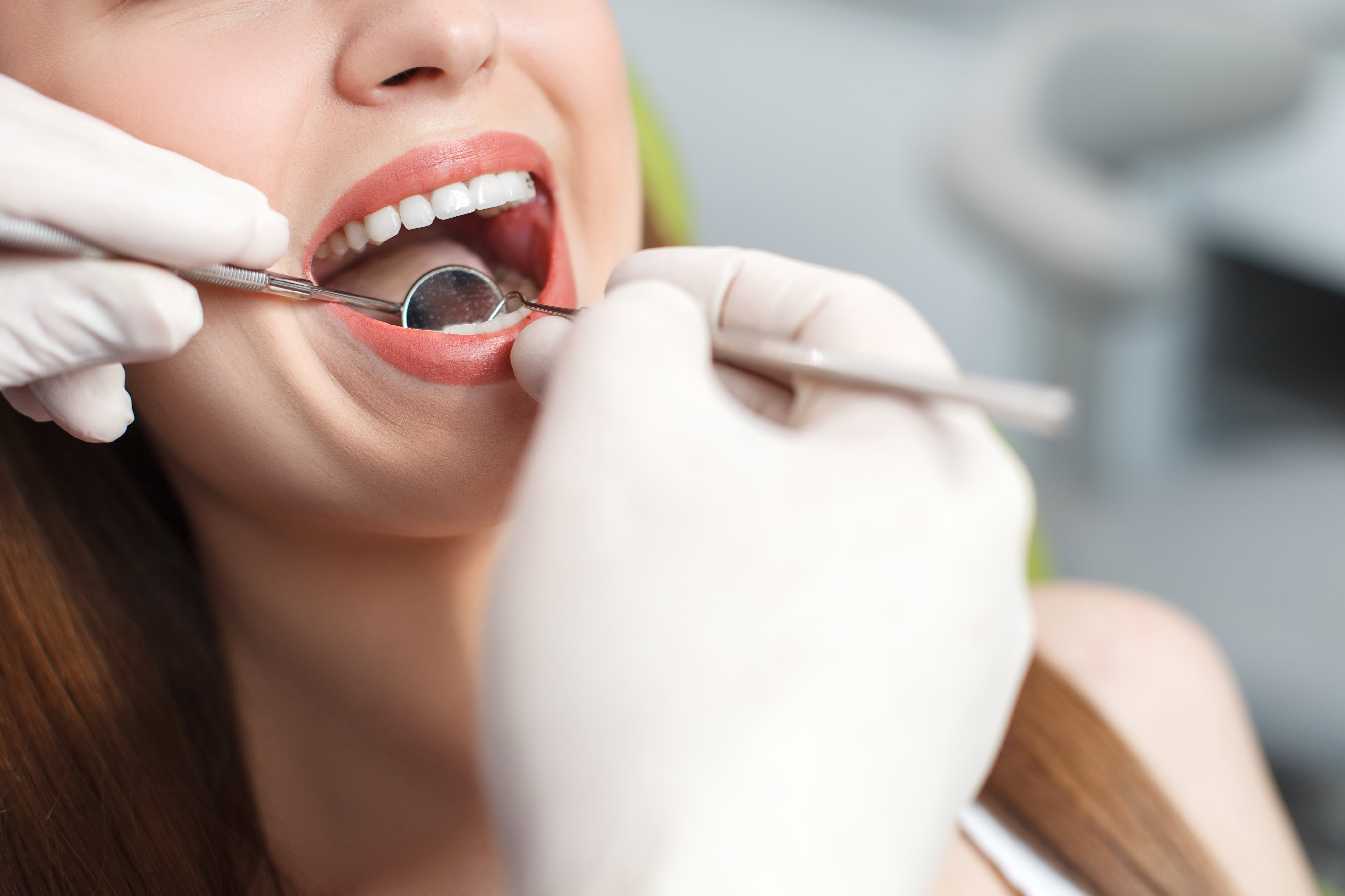 Врач который делает зубы. Зубы стоматолог. Осмотр стоматолога. Стоматологический зуб. Стоматолог проверяет зубы.
